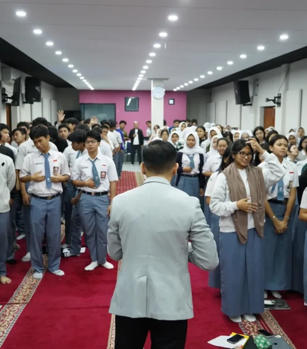 Kegiatan siswa di ruang pertemuan, fokus pada pembicara, suasana belajar yang interaktif dan kolaboratif.