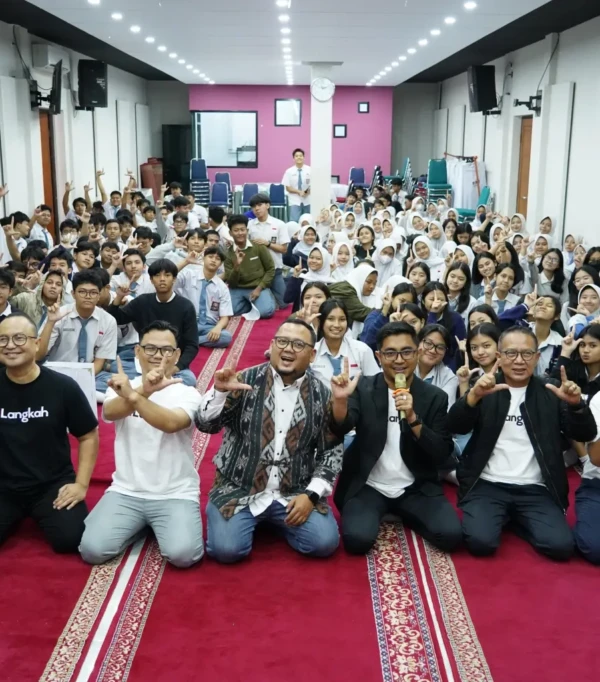 Acara komunitas dengan peserta muda, menunjukkan semangat positif dan kebersamaan di ruang pertemuan.